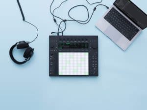 Ableton Push 3 Controller mit Kopfhoerer und MacBook